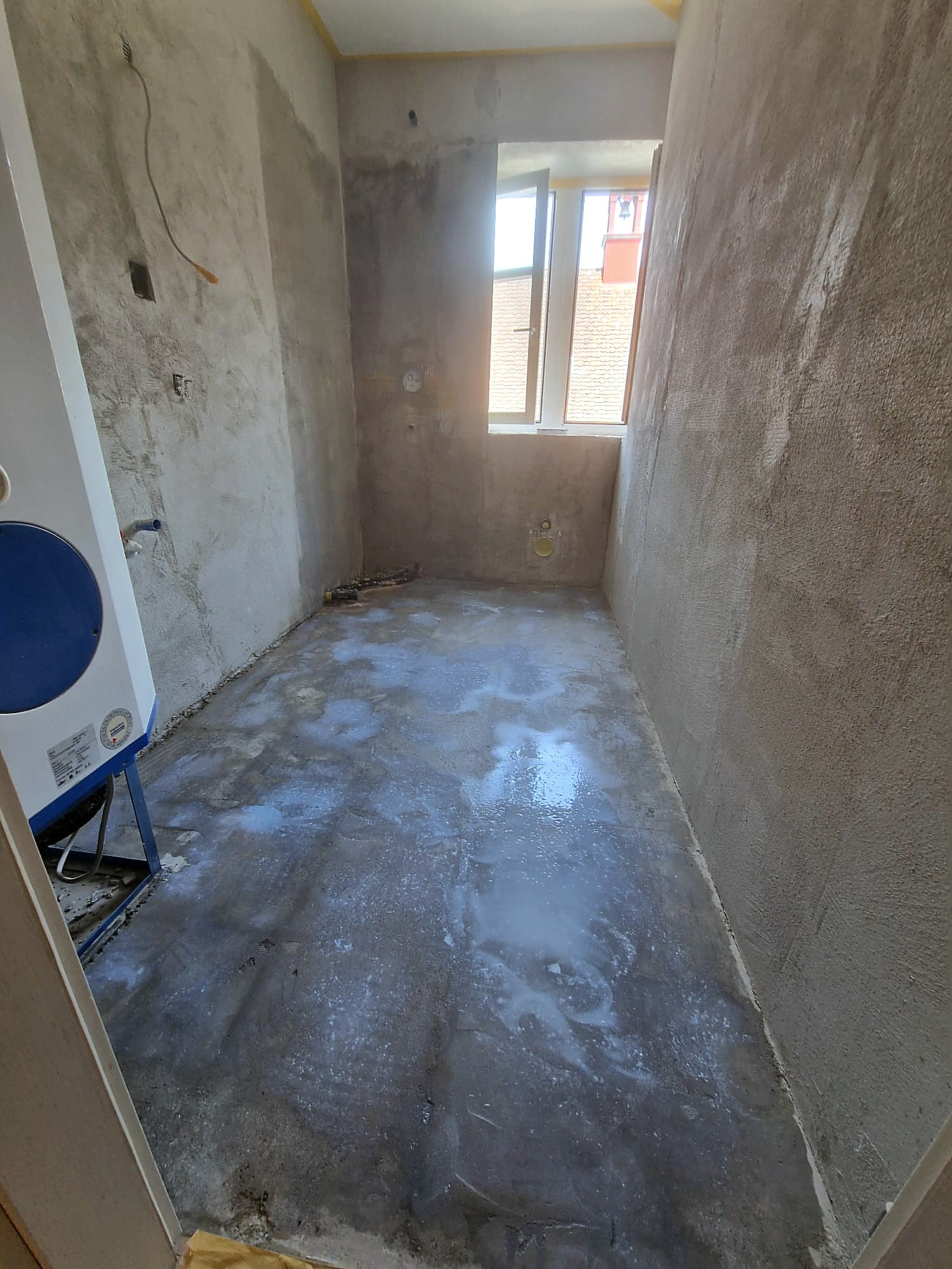 Vorbereitete Wand- und Bodenflächen bei einer Badsanierung